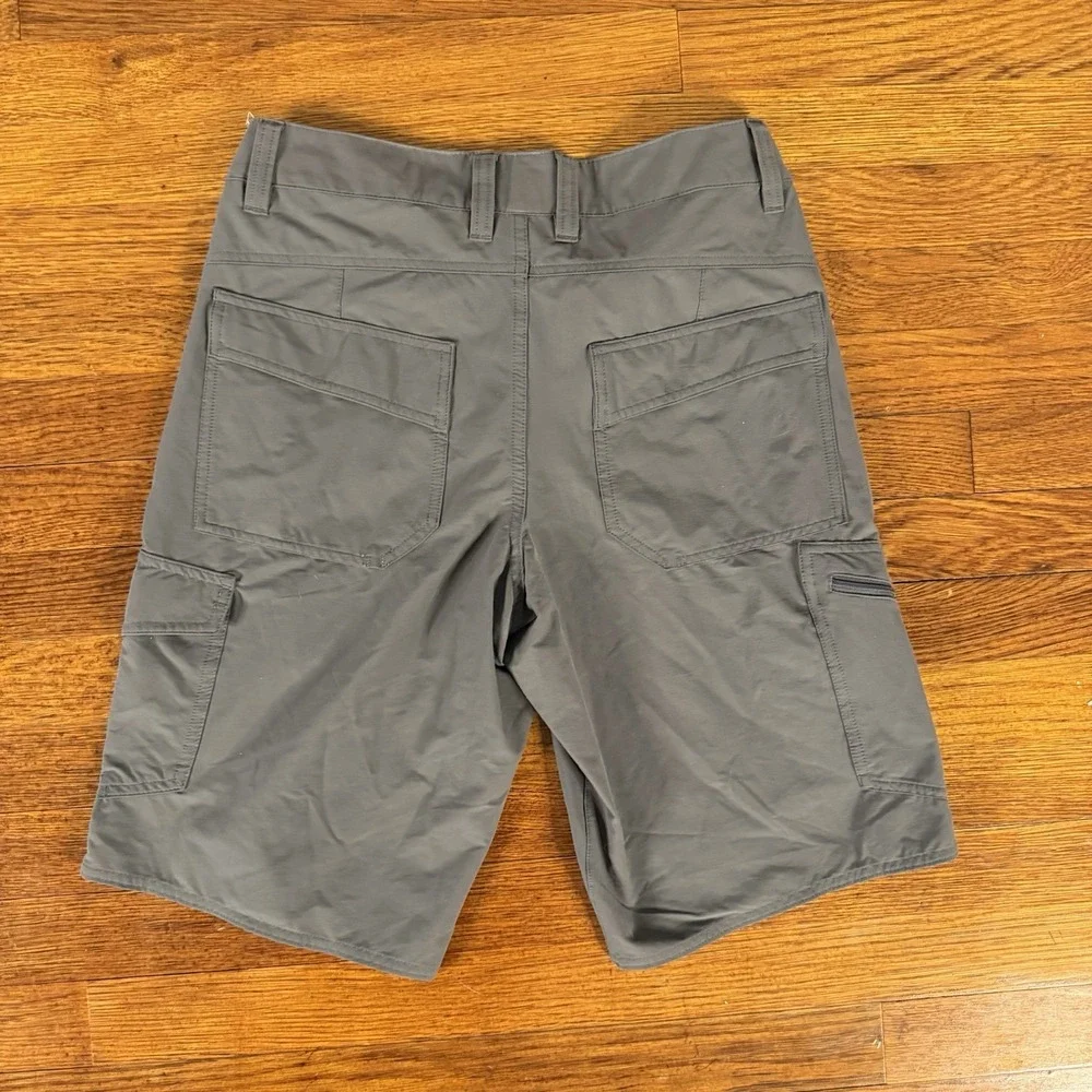 Patagonia Men's Wavefarer Cargo Boardshorts in a charcoal/forge gray Size 30